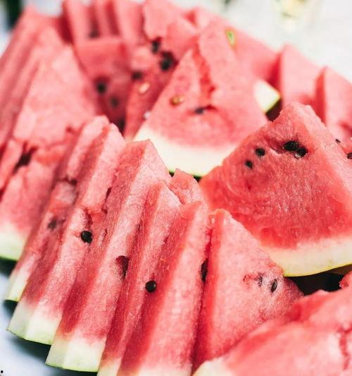 吃瓜群众看西瓜图片,吃瓜群众眼中的西瓜盛宴